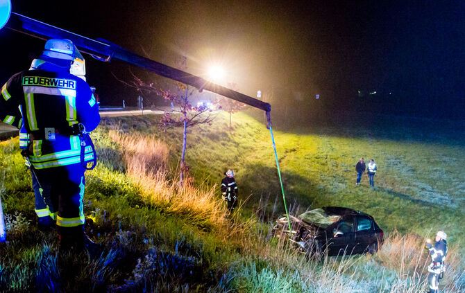 Autofahrer landet in der Tiefe - Bild 12_0