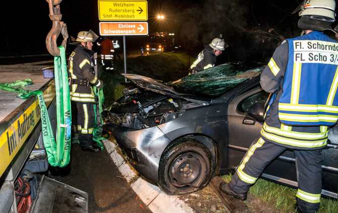 Autofahrer landet in der Tiefe - Bild 18_1