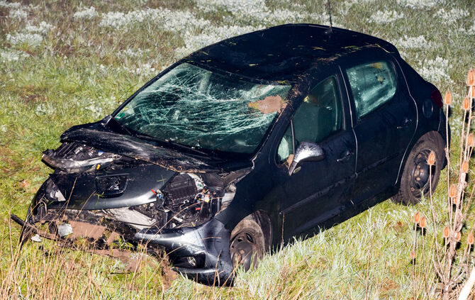 Autofahrer landet in der Tiefe - Bild 05_6