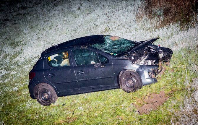 Autofahrer landet in der Tiefe - Bild 03_9