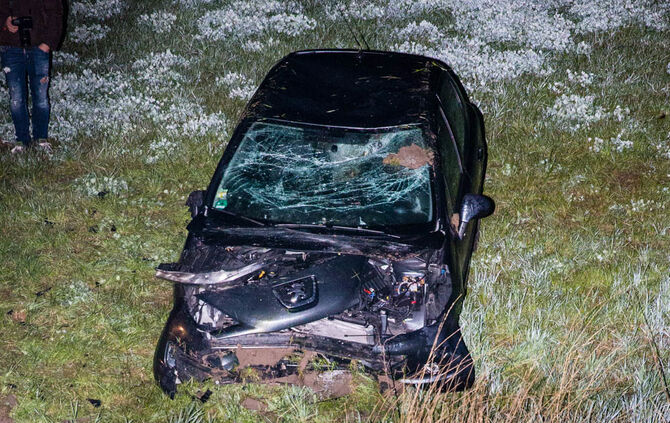 Autofahrer landet in der Tiefe - Bild 04_10