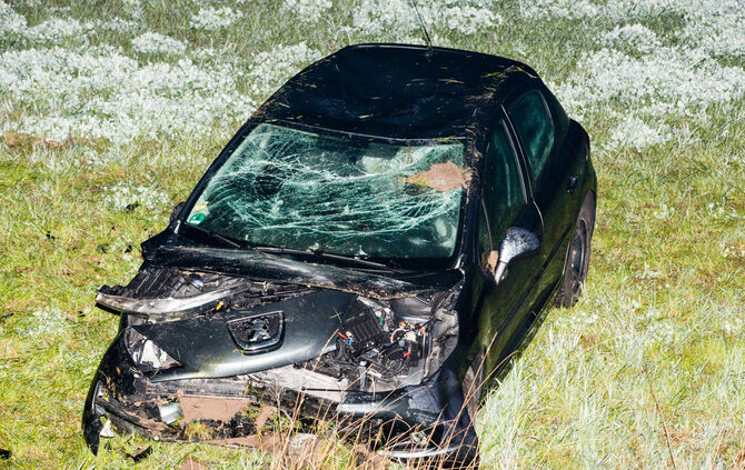 Autofahrer landet in der Tiefe - Bild 06_11