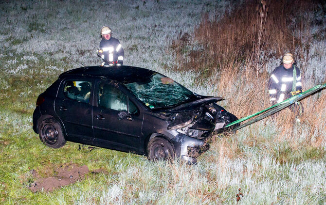 Autofahrer landet in der Tiefe - Bild 10_15