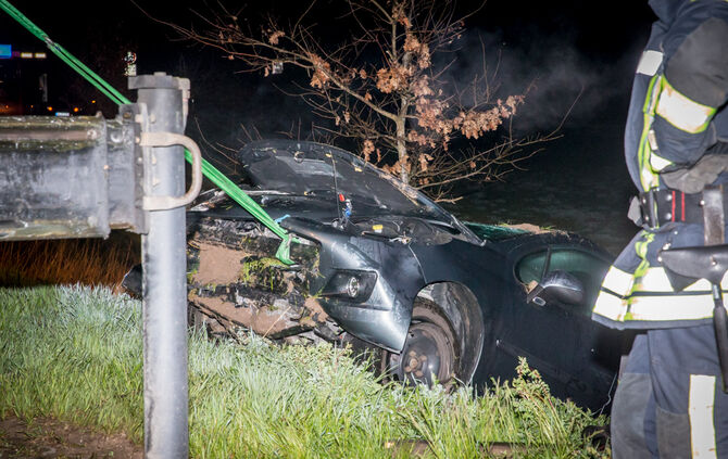 Autofahrer landet in der Tiefe - Bild 15_19