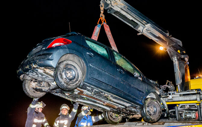 Autofahrer landet in der Tiefe - Bild 22_21