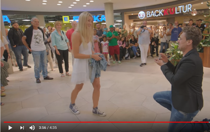 Heiratsantrag Flashmob Im Einkaufszentrum Rems Murr Kreis Zeitungsverlag Waiblingen 