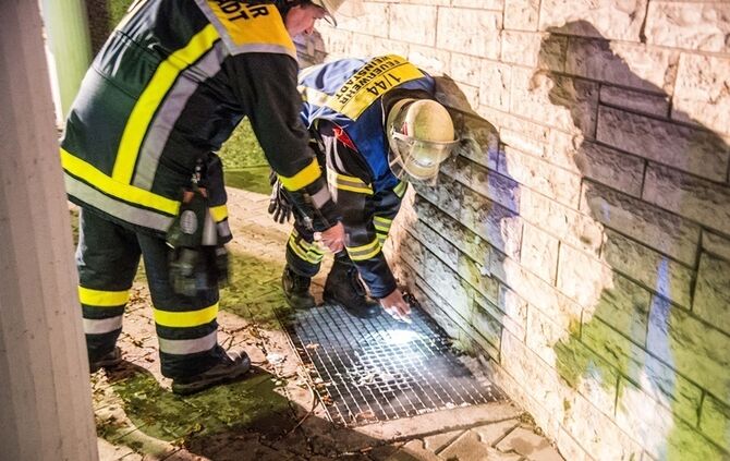 Rauch aus Lichtschacht löst Feuerwehreinsatz aus - Bild 02_0