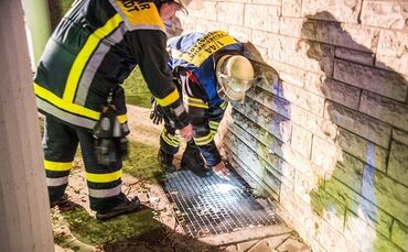Rauch aus Lichtschacht löst Feuerwehreinsatz aus - Bild 02_0