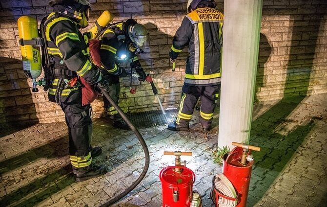 Rauch aus Lichtschacht löst Feuerwehreinsatz aus - Bild 09_1
