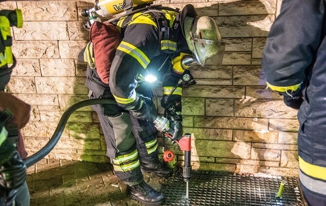 Rauch aus Lichtschacht löst Feuerwehreinsatz aus - Bild 07_2