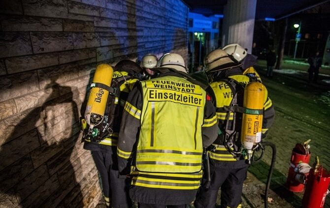 Rauch aus Lichtschacht löst Feuerwehreinsatz aus - Bild 14_4