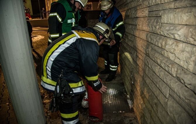 Rauch aus Lichtschacht löst Feuerwehreinsatz aus - Bild 04_5
