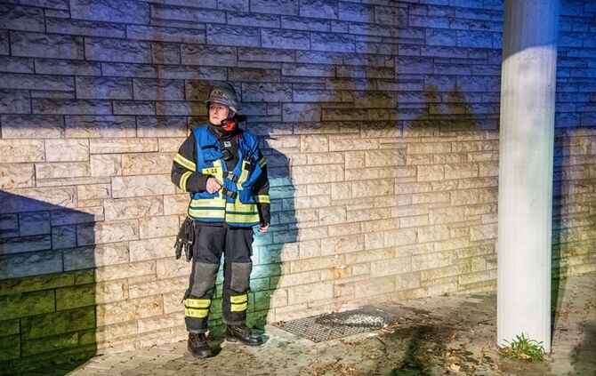 Rauch aus Lichtschacht löst Feuerwehreinsatz aus - Bild 11_6