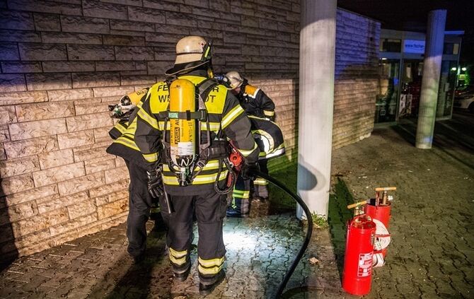 Rauch aus Lichtschacht löst Feuerwehreinsatz aus - Bild 06_7