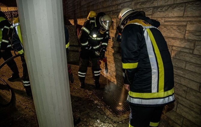 Rauch aus Lichtschacht löst Feuerwehreinsatz aus - Bild 05_8