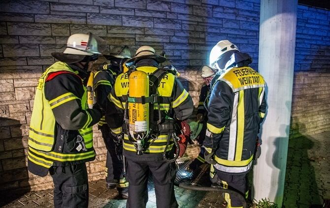 Rauch aus Lichtschacht löst Feuerwehreinsatz aus - Bild 15_10