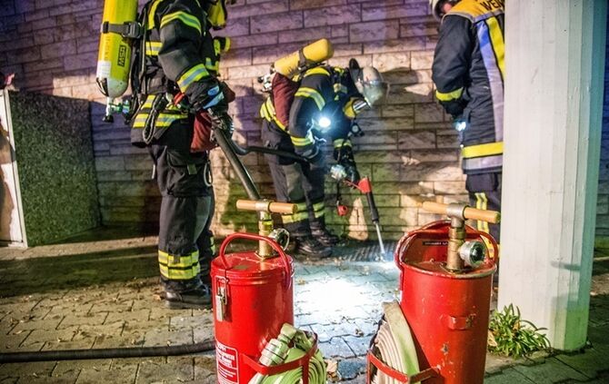 Rauch aus Lichtschacht löst Feuerwehreinsatz aus - Bild 10_11