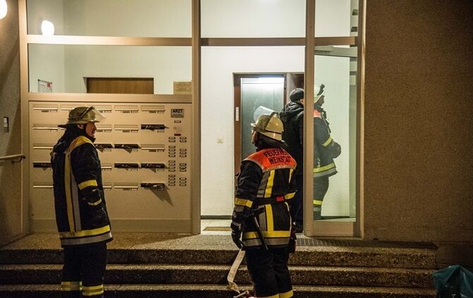 Rauch aus Lichtschacht löst Feuerwehreinsatz aus - Bild 13_12