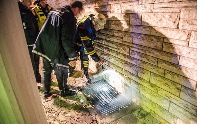 Rauch aus Lichtschacht löst Feuerwehreinsatz aus - Bild 03_13
