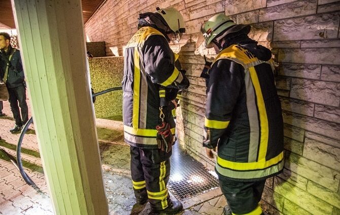 Rauch aus Lichtschacht löst Feuerwehreinsatz aus - Bild 08_14