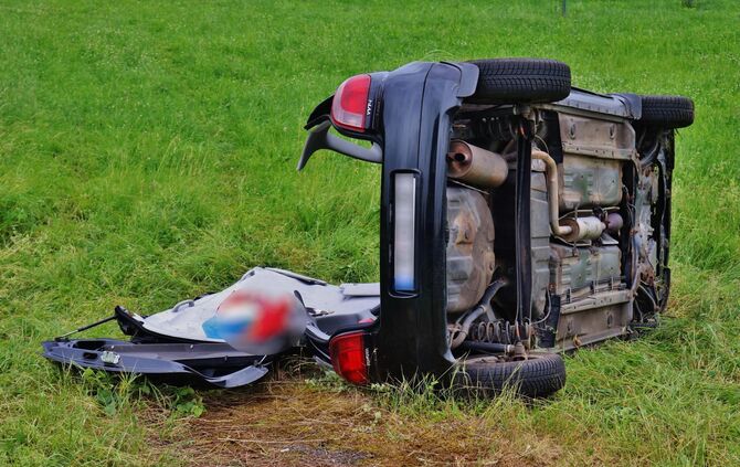 Schwerer Unfall auf der B14 bei Backnang - Fahrzeug überschlägt sich