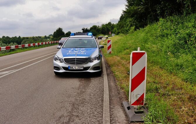 Schwerer Unfall auf der B14 bei Backnang - Fahrzeug überschlägt sich