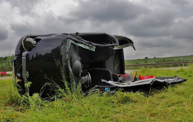 Schwerer Unfall auf der B14 bei Backnang - Fahrzeug überschlägt sich