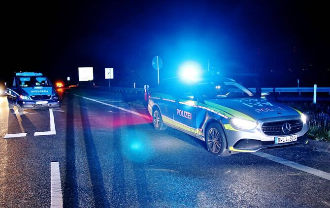 POLIZEIUNFALL: Wer hatte hier Vorfahrt? - Crash zweier Streifenwagen fordert hohen Sachschaden