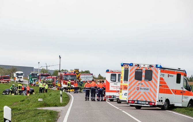 Tödlicher Unfall: Audi-Fahrer stirbt bei Frontalcrash mit Betonmischer, L1127, Leutenbach - Affalterbach, 04.05.2021.