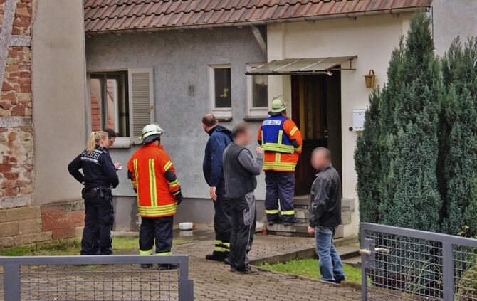 Wasser läuft aus Gebäude - Feuerwehr muss Tür öffnen
