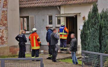 Wasser läuft aus Gebäude - Feuerwehr muss Tür öffnen
