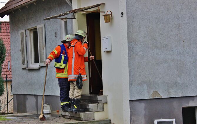 Wasser läuft aus Gebäude - Feuerwehr muss Tür öffnen