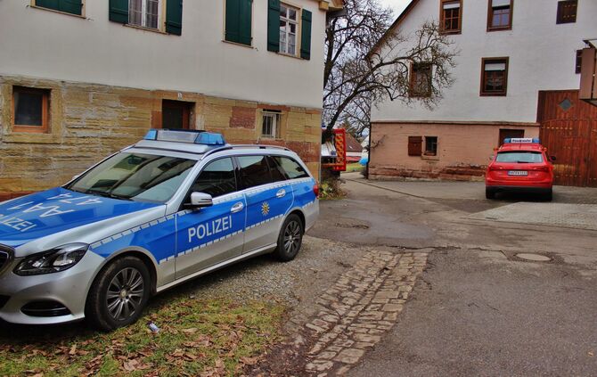 Wasser läuft aus Gebäude - Feuerwehr muss Tür öffnen