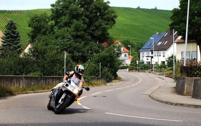 Motorrad Motorradfahrer in Schnait in der Weinstrasse