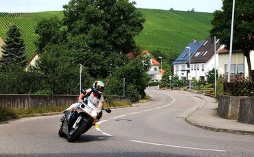 Motorrad Motorradfahrer in Schnait in der Weinstrasse