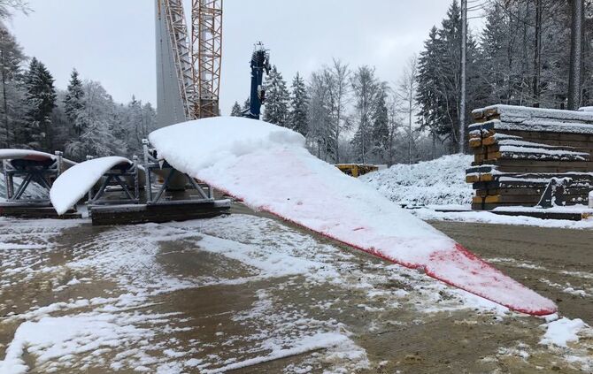 Das erste Rotorblatt hätte eigentlich am Freitag montiert werden sollen._0