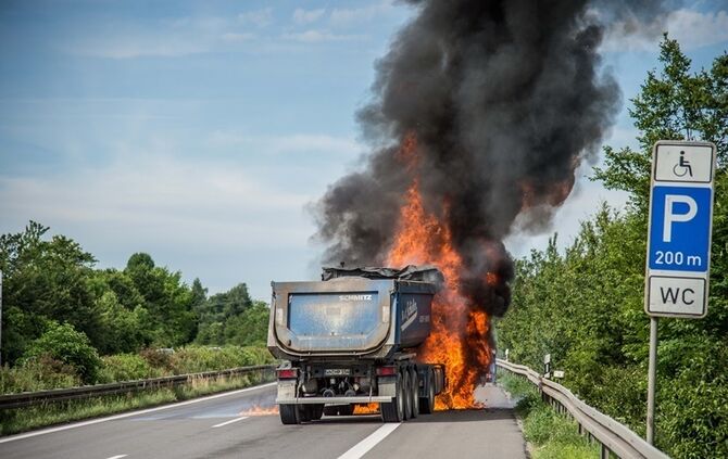 Zugmaschine brennt auf B14 vollstaendig aus - Bild 04_0