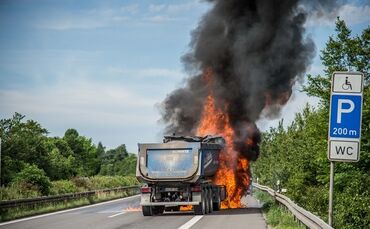 Zugmaschine brennt auf B14 vollstaendig aus - Bild 04_0