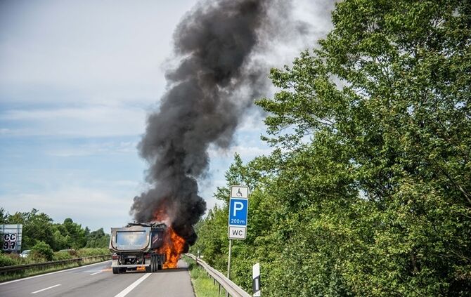 Zugmaschine brennt auf B14 vollstaendig aus - Bild 02_1