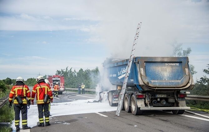 Zugmaschine brennt auf B14 vollstaendig aus - Bild 11_3