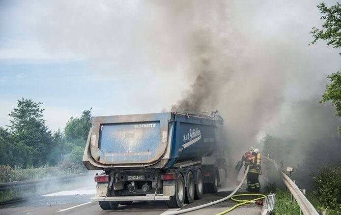 Zugmaschine brennt auf B14 vollstaendig aus - Bild 09_4