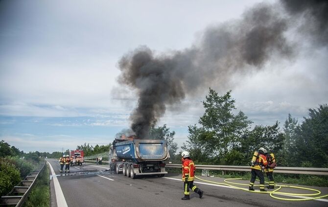 Zugmaschine brennt auf B14 vollstaendig aus - Bild 06_5