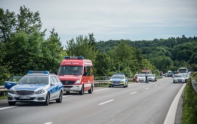Zugmaschine brennt auf B14 vollstaendig aus - Bild 05_6