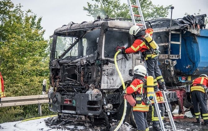 Zugmaschine brennt auf B14 vollstaendig aus - Bild 23_7