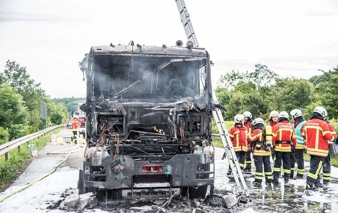 Zugmaschine brennt auf B14 vollstaendig aus - Bild 22_8