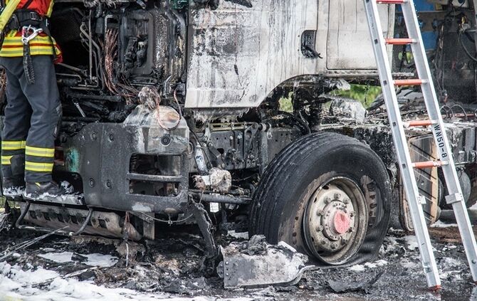 Zugmaschine brennt auf B14 vollstaendig aus - Bild 21_9