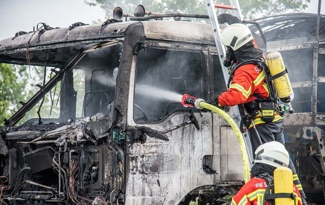Zugmaschine brennt auf B14 vollstaendig aus - Bild 18_10