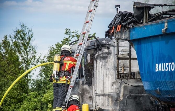 Zugmaschine brennt auf B14 vollstaendig aus - Bild 16_12