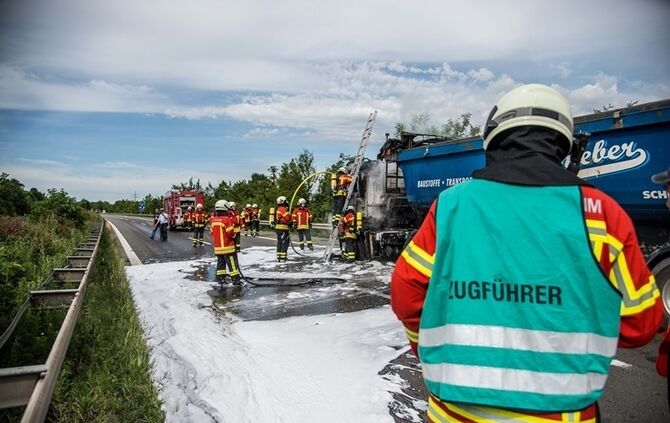 Zugmaschine brennt auf B14 vollstaendig aus - Bild 15_13
