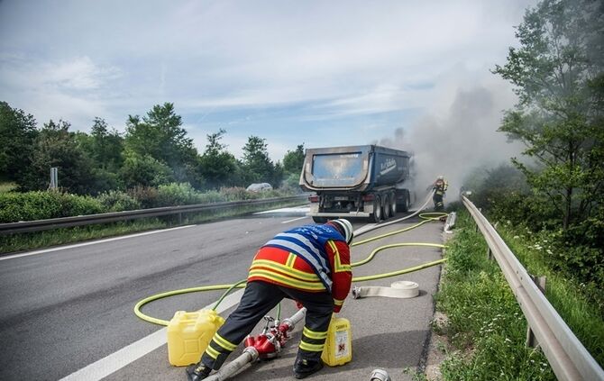 Zugmaschine brennt auf B14 vollstaendig aus - Bild 13_14